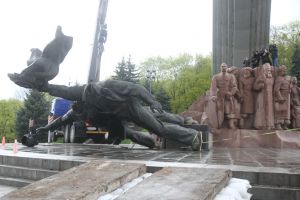 Комуністичні «титани» пішли слідом за «русскім корабльом»